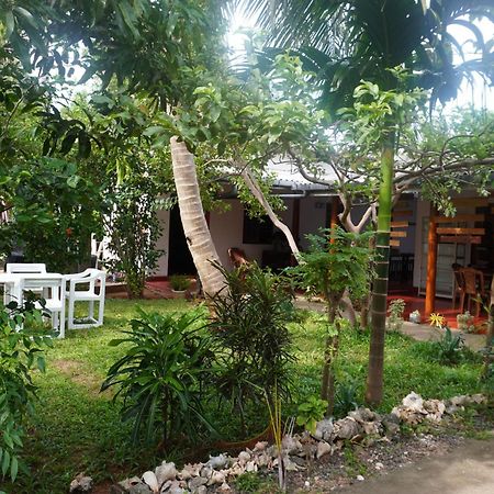 Vibushan Guest House Нилавели Екстериор снимка