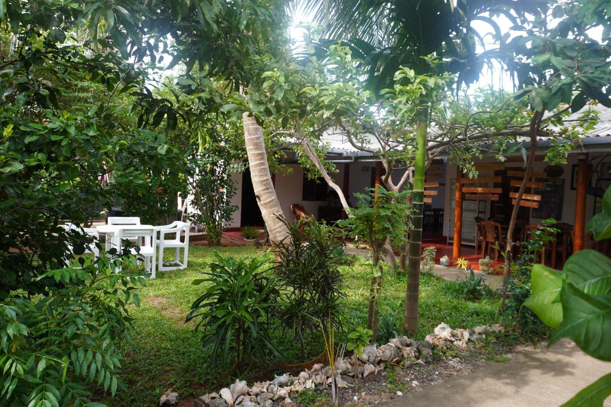 Vibushan Guest House Нилавели Екстериор снимка